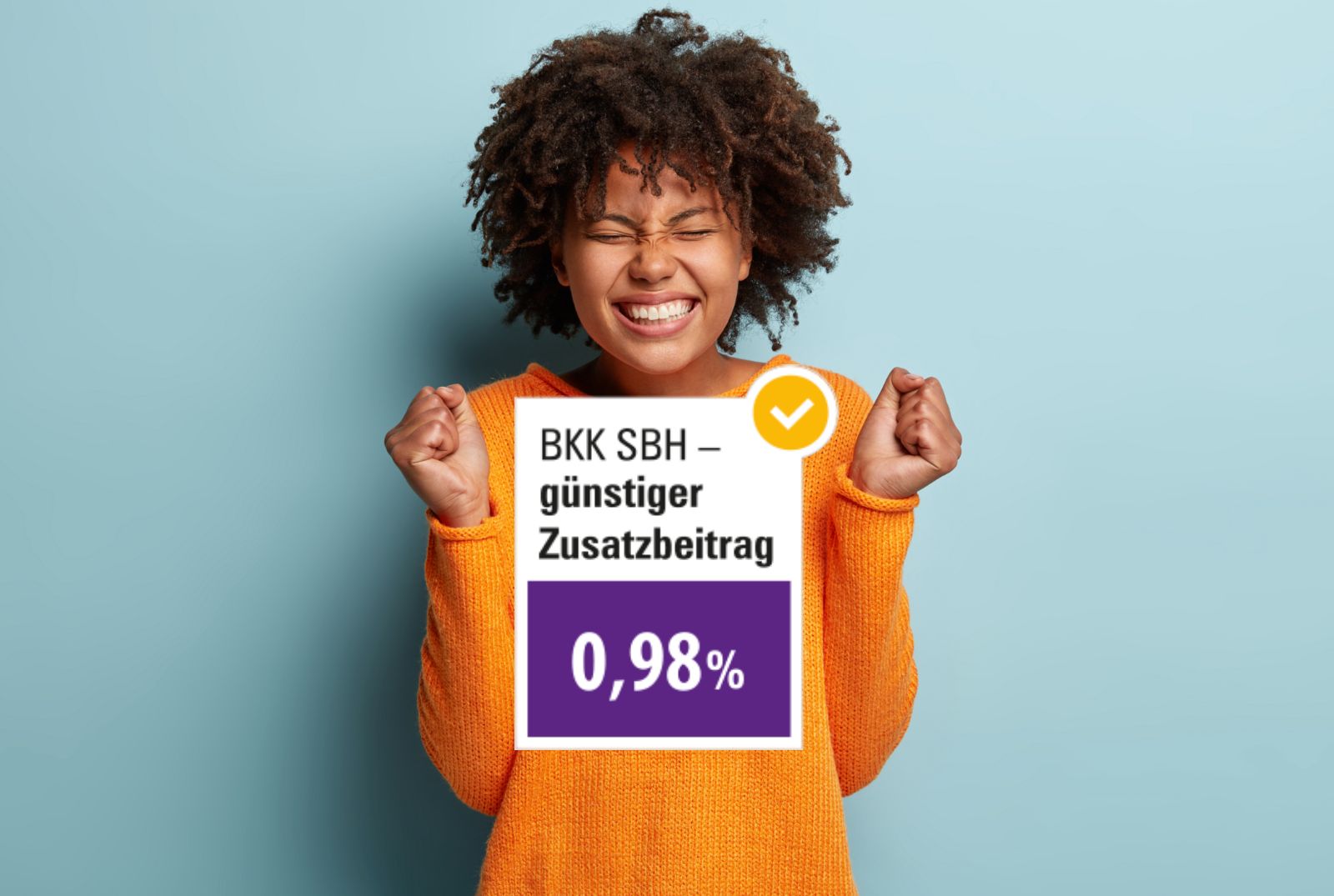 Frau freut sich, im Vordergrund ist eine Grafik mit dem Text "BKK SBH - günstiger Zusatzbeitrag 0,98%" eingeblendet
