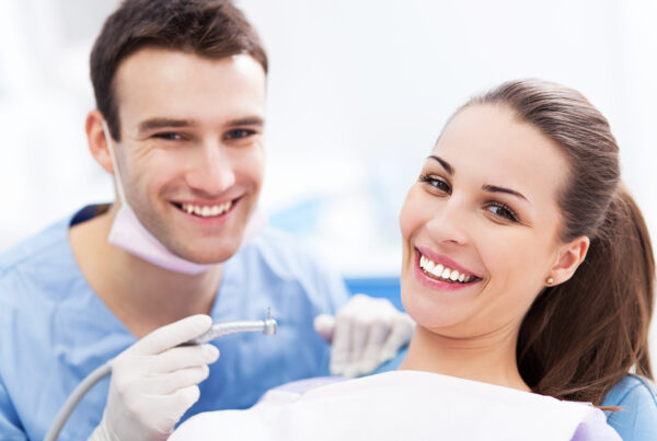 Frau bei einer Zahnärztlichen Untersuchung mit einem Arzt