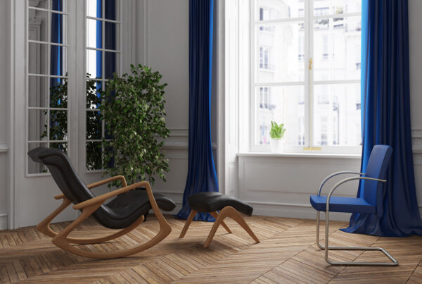 Wohnung mit einem großen weißen Fenster, blauen Vorhängen, einem Sessel und einem Stuhl in blau
