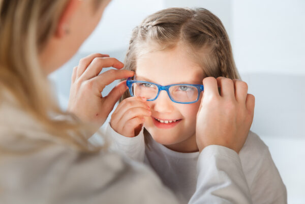 Kind probiert eine Brille an