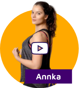 Junge Frau in Fitnesspose mit Namensschild 'Annika' und einem Play-Icon.
