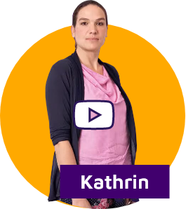 Junge Frau mit Namensschild 'Kathrin' und einem Play-Icon.