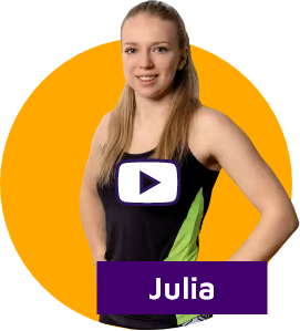 Junge Frau mit Namensschild 'Julia' und einem Play-Icon.