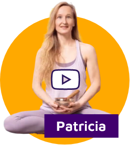 Junge Frau in sportlicher Pose mit Namensschild 'Patricia' und einem Play-Icon.
