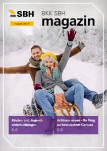 Titelseite BKK SBH Magazin Ausgabe 2023-4 mit Mann und Frau auf einem Schlitten in einer Winterlandschaft