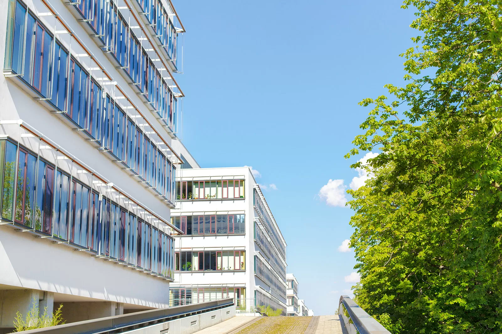 Außenansicht eines Krankenhauses mit einer Aufffahrt
